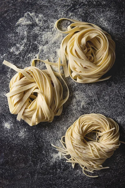 Mängd Italienska Hemlagad Okokt Pasta Spaghetti Och Tagliatelle Med Mannagryn — Stockfoto