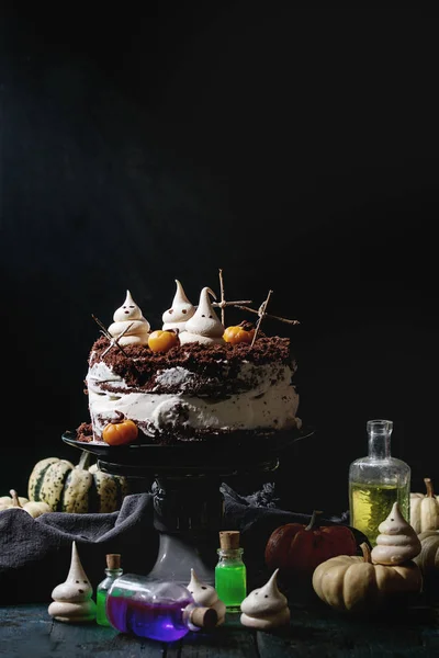 Halloween Tisch Mit Friedhofsschokoladenkuchen Marzipan Und Zierkürbissen Baiser Geistern Giftflaschen — Stockfoto