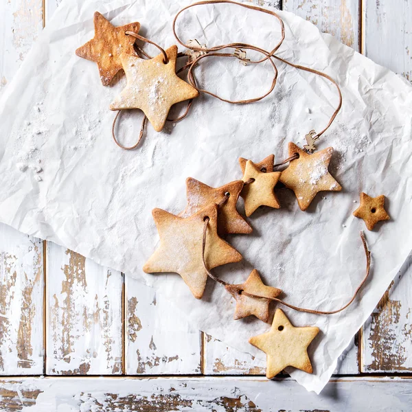 Garland Van Zelfgemaakte Zandkoek Stervorm Suiker Koekjes Verschillende Grootte Draad — Stockfoto