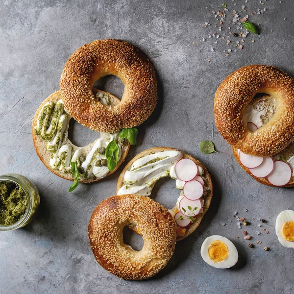 Verschiedene Hausgemachte Bagels Mit Sesam Frischkäse Pesto Sauce Eier Rettich — Stockfoto