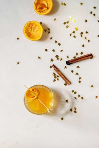 Copo Uísque Escocês Suco Laranja Coquetel Álcool Com Casca Laranja — Fotografia de Stock