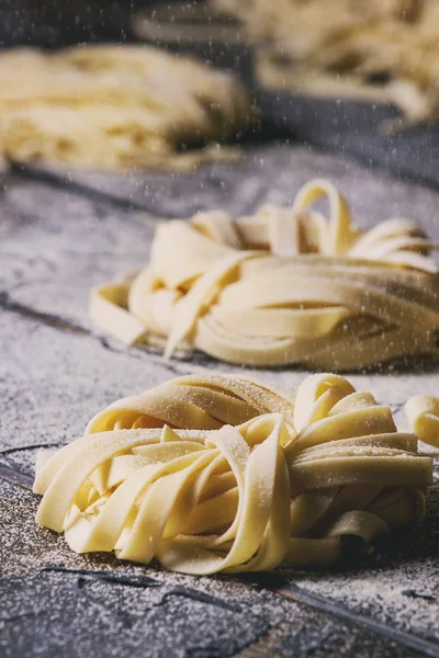 Mängd Italienska Hemlagad Okokt Pasta Spaghetti Och Tagliatelle Med Strö — Stockfoto