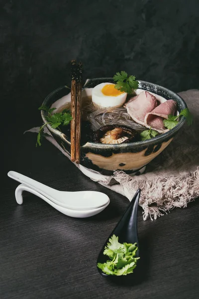 Традиционный Японский Суп Лапши Грибом Шиитаке Яйцом Нарезанной Говядиной Зеленью — стоковое фото