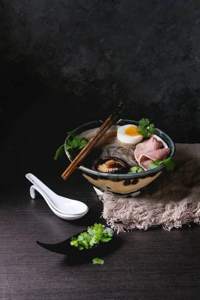 Tradiční Japonská Polévka Shiitake Houby Vejce Plátky Hovězího Masa Zelených — Stock fotografie