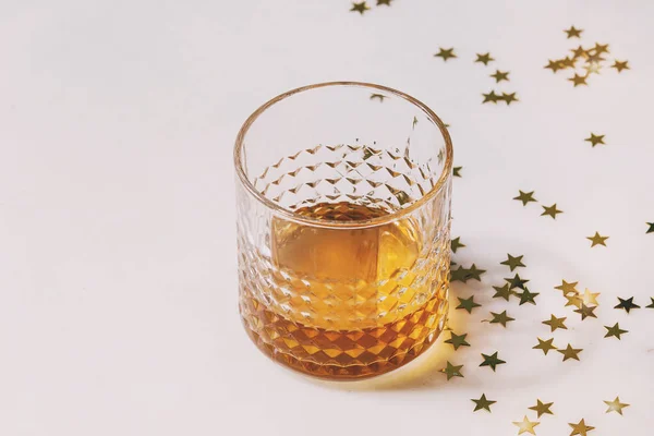 Sklo Skotské Whisky Stojí Bílém Mramoru Pozadí Golden Svátek Vánoční — Stock fotografie