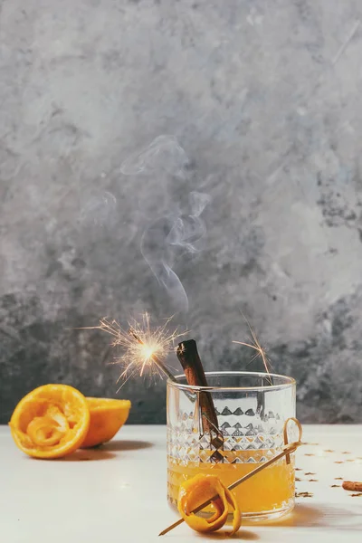 Стакан Виски Виски Апельсиновым Соком Коктейль Закрученной Апельсиновой Кожурой Дымящиеся — стоковое фото