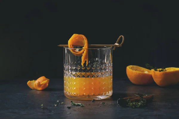Стакан Виски Виски Коктейль Апельсиновый Сок Закрученной Апельсиновой Кожурой Шампуре — стоковое фото