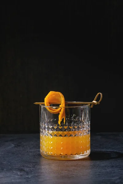 Glas Scotch Whisky Apelsinjuice Alkohol Cocktail Med Virvlade Orange Skal — Stockfoto