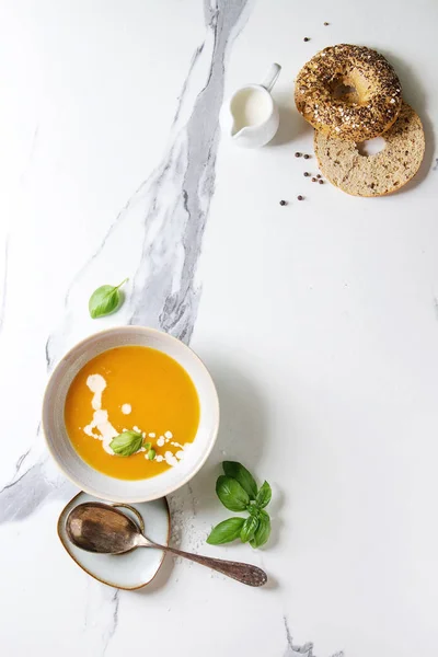 Cuenco Calabaza Vegetariana Sopa Zanahoria Servida Con Hierbas Cuchara Jarra — Foto de Stock