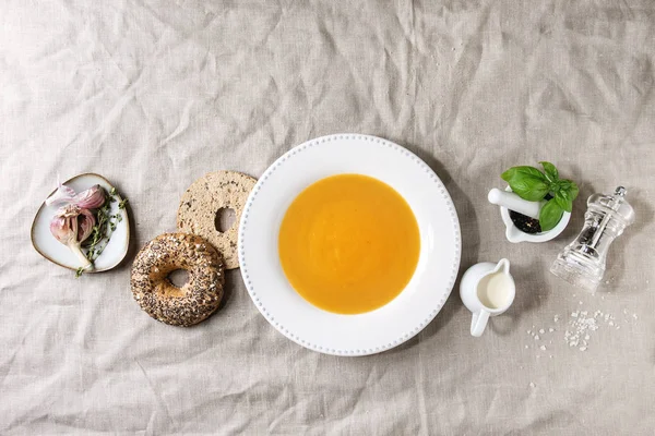 Lempeng Sup Wortel Labu Vegetarian Disajikan Dengan Herbal Sendok Kendi — Stok Foto