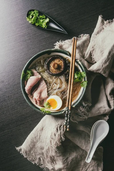 표고버섯 쇠고기와 채소와 전통적인 어두운 젓가락과 옷감에 숟가락 세라믹 그릇에 — 스톡 사진