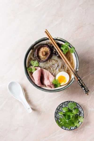 Tradiční Japonská Polévka Shiitake Houby Vejce Plátky Hovězího Masa Zelených — Stock fotografie