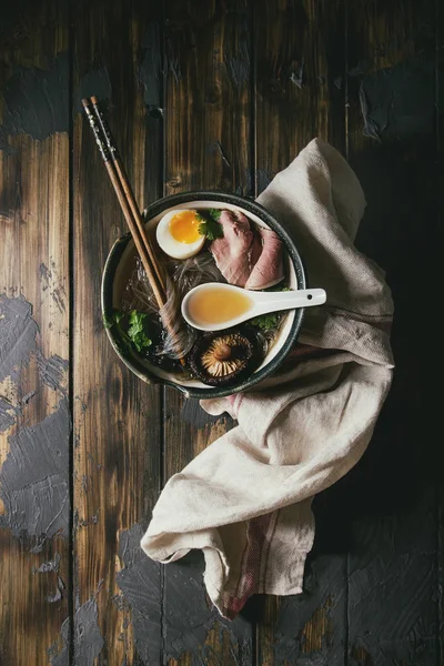 Traditionelle Japanische Nudelsuppe Mit Shiitake Pilz Rindfleischscheiben Und Gemüse Serviert — Stockfoto