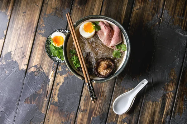 Tradiční Japonská Polévka Shiitake Houby Vejce Plátky Hovězího Masa Zelených — Stock fotografie