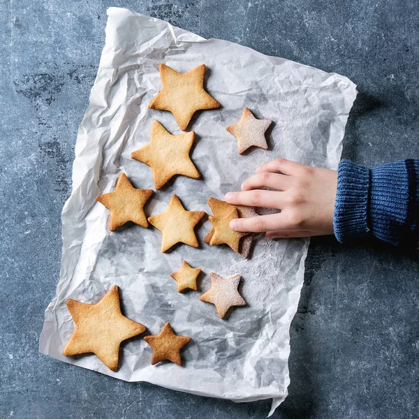 Las Manos Los Niños Jersey Lana Toman Galletas Azúcar Caseras —  Fotos de Stock