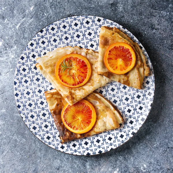 Huisgemaakte Pannenkoeken Pannenkoeken Geserveerd Keramische Plaat Met Bloedige Sinaasappelen Rozemarijn — Stockfoto