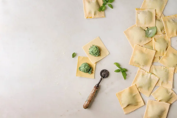 Raviolis Caseros Pasta Italiana Cruda Sin Cocer Con Personal Ricotta — Foto de Stock