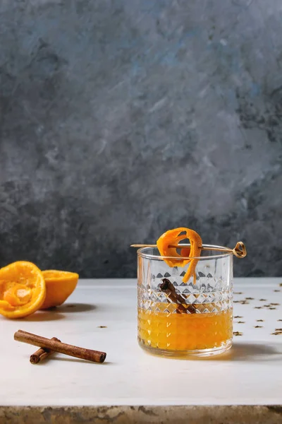 Glas Whisky Whisky Appelsinjuice Alkohol Cocktail Med Hvirvlet Appelsinskal Spyd - Stock-foto