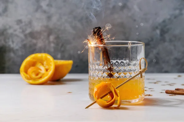Üveg Skót Whiskyt Narancslé Alkohol Koktél Kavargott Narancshéj Dohányzás Fahéj — Stock Fotó