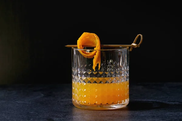 Sklo Skotské Whiskey Pomerančový Džus Alkohol Koktejl Vířila Oranžovou Slupkou — Stock fotografie