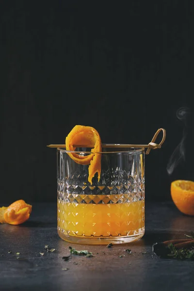 Glas Scotch Whisky Apelsinjuice Alkohol Cocktail Med Virvlade Orange Skal — Stockfoto