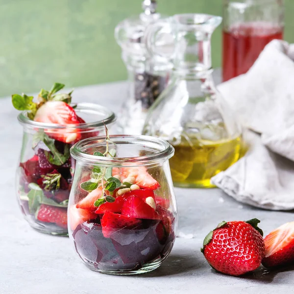 Rote Bete Und Erdbeersalat Serviert Mit Rucola Und Nüssen Glasgläsern — Stockfoto