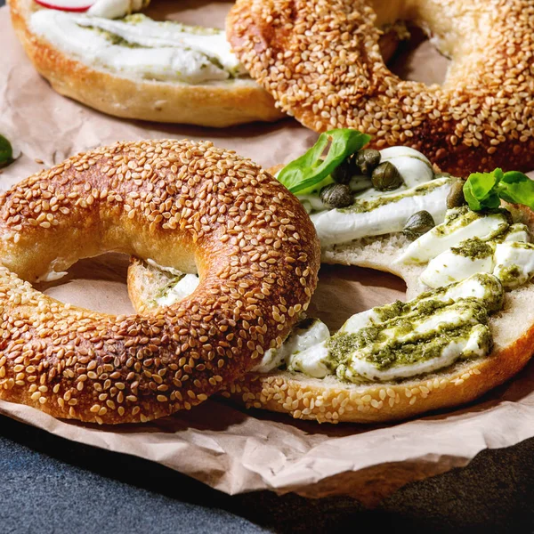 Verschiedene Hausgemachte Bagels Mit Sesam Frischkäse Pesto Sauce Eier Rettich — Stockfoto