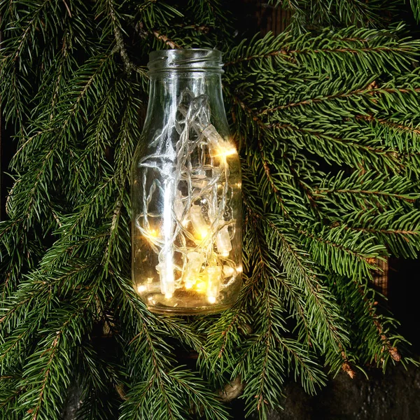 Guirlande Lumières Noël Bouteille Verre Sur Branches Sapin Vert Sur — Photo