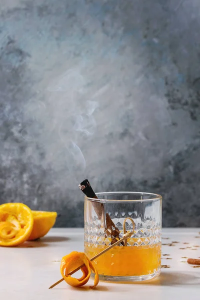 스카치 위스키의 오렌지 알코올 칵테일 Swirled 오렌지 크리스마스 색종이와 대리석 — 스톡 사진