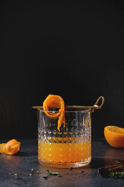 스카치 위스키의 오렌지 알코올 칵테일 Swirled 오렌지 막대기에 대리석 테이블에 — 스톡 사진