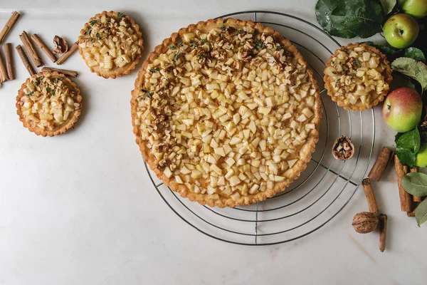 Raf Tartlets Tarçın Ile Soğutma Üzerinde Yapımı Tatlı Elmalı Kurabiye — Stok fotoğraf