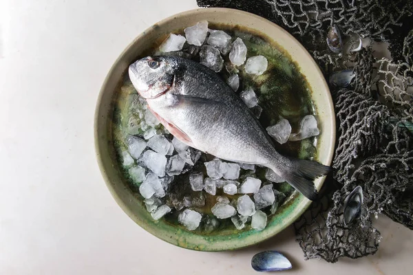 Surowe Niegotowane Patroszone Dorady Lub Ryby Dorado Płytę Ceramiczną Lodem — Zdjęcie stockowe