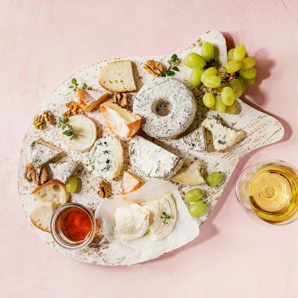 Ost Tallrik Sortiment Franska Ost Serveras Med Honung Valnötter Bröd — Stockfoto