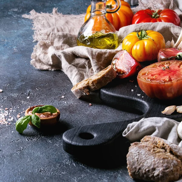 Mängd Röda Och Gula Ekologiska Tomater Med Olivolja Vitlök Salt — Stockfoto