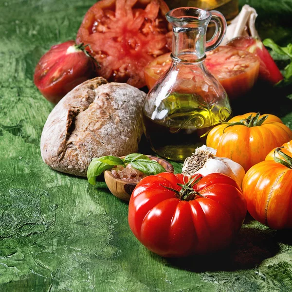 Varietate Roșii Organice Roșii Galbene Ulei Măsline Usturoi Sare Pâine — Fotografie, imagine de stoc