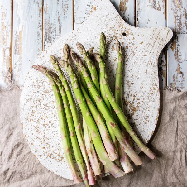 Raw Uncooked Organic Green Asparagus Wood Chopping Board Linen Cloth — Stock Photo, Image