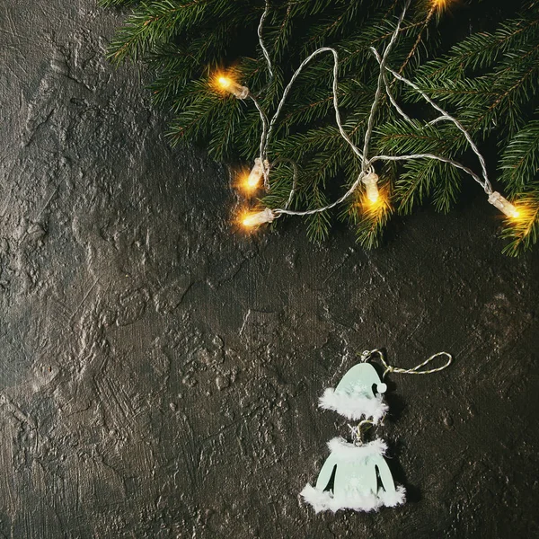 Guirnalda Luces Navidad Ramas Abeto Verde Ropa Juguete Decoración Elfo — Foto de Stock