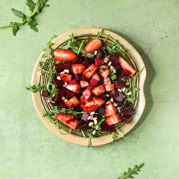 Salata Sfeclă Căpșuni Servită Arugula Nuci Placa Ceramică Fundalul Texturii — Fotografie, imagine de stoc