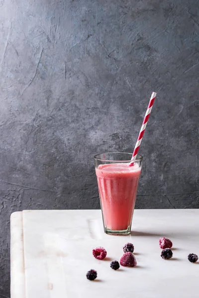 Copa Bayas Fruta Roja Sandía Cóctel Helado Con Paja Rayada —  Fotos de Stock