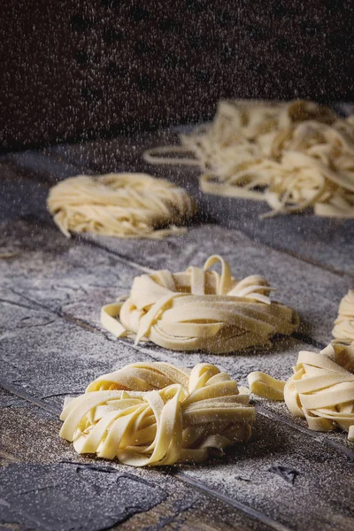 Wybór Włoskiego Makaronu Surowe Niegotowane Spaghetti Tagliatelle Semoliny Pierwotności Nad — Zdjęcie stockowe