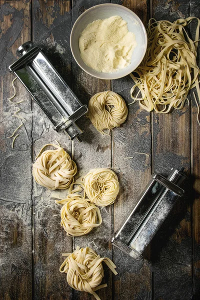 Mängd Italienska Hemlagad Okokt Pasta Spaghetti Och Tagliatelle Med Pasta — Stockfoto