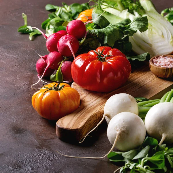 Variety Wet Raw Fresh Organic Colorful Vegetables Tomatoes Radish Leaves — Stock Photo, Image