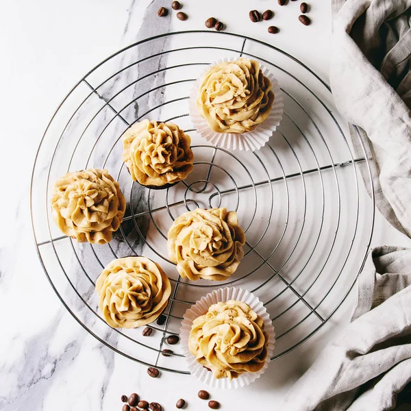 Cupcakes Caseiros Frescos Assados Com Creme Manteiga Café Rack Resfriamento — Fotografia de Stock