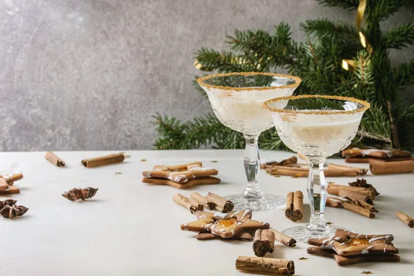 Eierlikör Weihnachtsmilch Cocktail Serviert Zwei Vintage Kristallgläsern Mit Shortbread Sternförmigen — Stockfoto