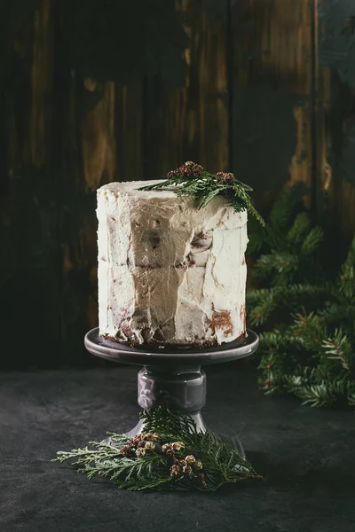 Різдвяний Домашній Білий Голий Торт Прикрашений Зірковим Печивом Зеленими Гілками — стокове фото