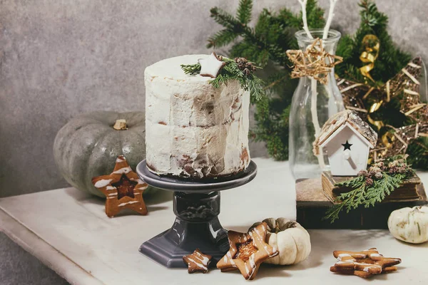 秋季自制白色裸蛋糕装饰由明星饼干和绿色金钟柏分行在蛋糕站杉木树 圣诞节装饰上面的白色大理石桌 背景灰色墙 — 图库照片