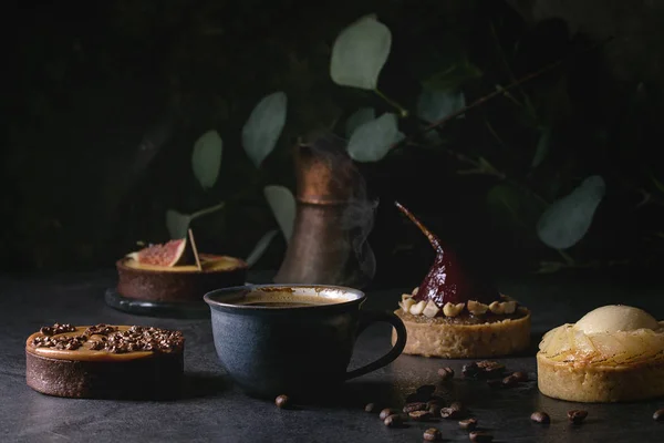 Berbagai Tartlet Manis Dengan Coklat Karamel Pir Ara Dengan Secangkir — Stok Foto