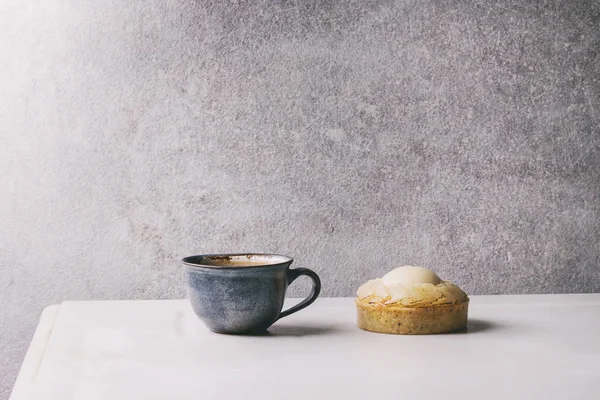 Tartlet Pir Manis Dengan Secangkir Kopi Espresso Berdiri Atas Meja — Stok Foto
