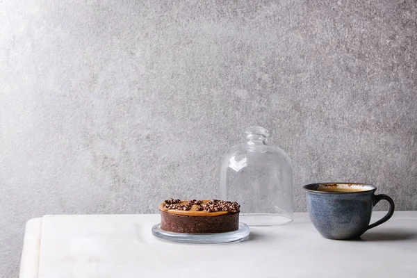 甜美的巧克力挞 咖啡杯配以白色大理石桌 背景为灰色墙壁 简约风格 复制空间 — 图库照片