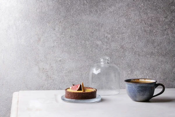 Sweet Ara Tartlet Dengan Secangkir Kopi Espresso Berdiri Atas Meja — Stok Foto